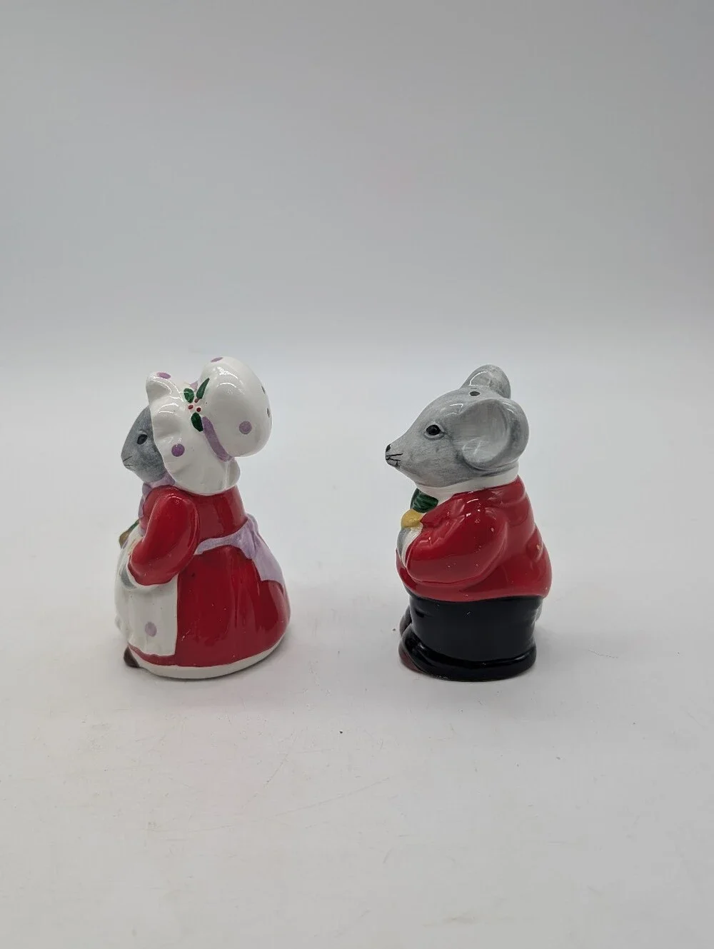 Vintage Holiday Mice Salt & Pepper Shakers Ceramic Christmas Mouse Couple Taiwan